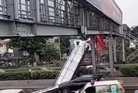 papan reklame di Jembatan Penyeberangan Orang (JPO) Tol Kebon Jeruk Baru, Jakarta Barat, Sabtu (28/2/2026) roboh. (Foto: Tangkapan layar video)