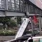 papan reklame di Jembatan Penyeberangan Orang (JPO) Tol Kebon Jeruk Baru, Jakarta Barat, Sabtu (28/2/2026) roboh. (Foto: Tangkapan layar video)