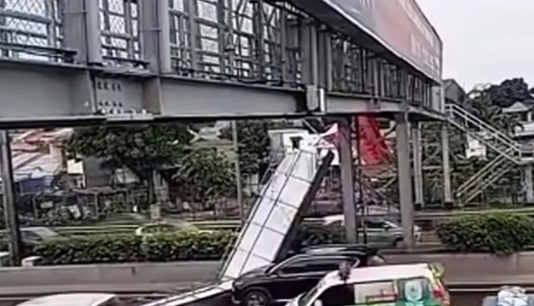 papan reklame di Jembatan Penyeberangan Orang (JPO) Tol Kebon Jeruk Baru, Jakarta Barat, Sabtu (28/2/2026) roboh. (Foto: Tangkapan layar video)