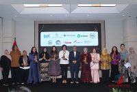 Para penerima AMKI Kartini Award 2026 berfoto bersama pengurus AMKI Pusat dan panitia acara di Jakarta, Rabu (29/4/2026). (Foto: Istimewa)