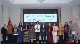 Para penerima AMKI Kartini Award 2026 berfoto bersama pengurus AMKI Pusat dan panitia acara di Jakarta, Rabu (29/4/2026). (Foto: Istimewa)
