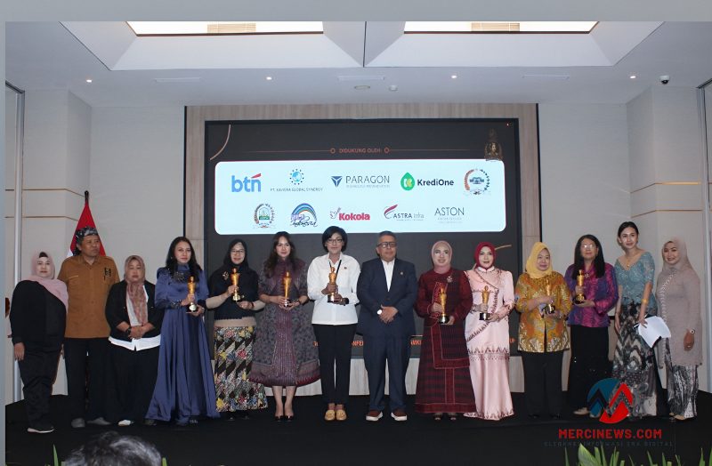 Para penerima AMKI Kartini Award 2026 berfoto bersama pengurus AMKI Pusat dan panitia acara di Jakarta, Rabu (29/4/2026). (Foto: Istimewa)