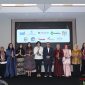 Para penerima AMKI Kartini Award 2026 berfoto bersama pengurus AMKI Pusat dan panitia acara di Jakarta, Rabu (29/4/2026). (Foto: Istimewa)