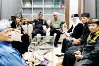 Majelis Adat Sunda Jawa Barat (MASDA Jabar) pimpinan Abah Anton saat audiensi dengan Ketua DPRD, Bucky, di ruang rapat pimpinan DPRD Jawa Barat, Bandung, Jumat (24/4/2026). (Foto: Dok. Masda Jabar)
