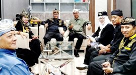 Majelis Adat Sunda Jawa Barat (MASDA Jabar) pimpinan Abah Anton saat audiensi dengan Ketua DPRD, Bucky, di ruang rapat pimpinan DPRD Jawa Barat, Bandung, Jumat (24/4/2026). (Foto: Dok. Masda Jabar)