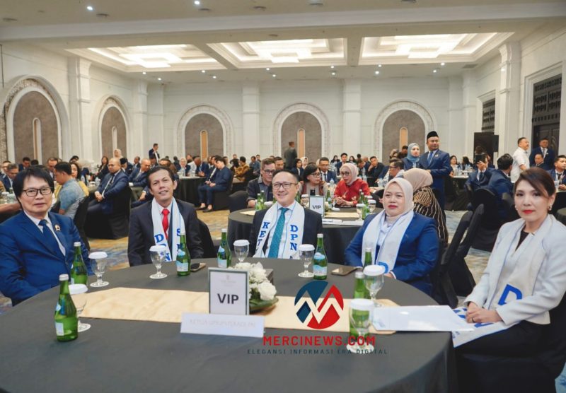 Kiri ke kanan: Ketua Dewan Pembina DPC PERADI SAI Jakarta Utara, Dr. Carrel Ticualu, S.E., S.H., M.H., Sekretaris Jenderal Dr. A. Patra M. Zen, S.H., LL.M., Ketua Umum DPN PERADI SAI Harry Ponto, S.H., LL.M., Ketua DPC PERADI SAI Jakarta Utara Sri Astuti, S.H., M.H., dan Ketua Komite Sertifikasi Profesi DPN Peradi SAI Patricia Lestari, S.H., M.H., saat acara pelantikan pengurus DPC PERADI SAI Jakarta Utara di Tavia Heritage Hotel, Jakarta, Jumat (24/4/2026). (Foto: Istimewa)