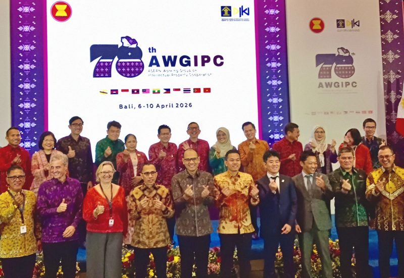 Dirjen KI Hermansyah Siregar (kelima dari kiri) bersama pimpinan kantor kekayaan intelektual negara-negara ASEAN bersama mitra strategis dari World Intellectual Property Organization (WIPO) pada pertemuan ASEAN Working Group on Intellectual Property Cooperation (AWGIPC) di Badung, Bali, Senin (6/4/2026).(Foto: Istimewa)