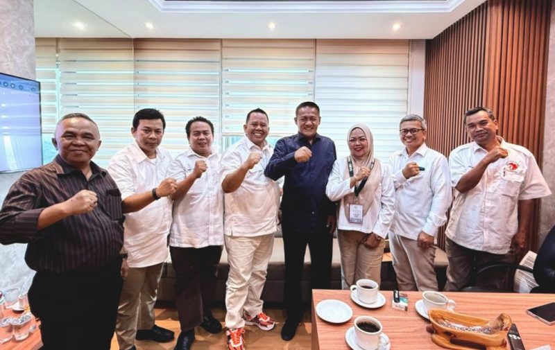 Pengurus Pimpinan Pusat Gerakan Pekerja dan Buruh Indonesia Raya (PP-GPBI) bersama anggota Komisi IX DPR RI Fraksi Partai Gerindra, Obon Tabroni (kelima dari kanan), saat audiensi di Gedung DPR/MPR RI, Jakarta, Rabu (15/4/2026).