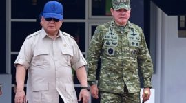 Gubernur Akmil Mayjen TNI Rano Maxim Adolf Tilaar (kanan) saat menyambut kedatangan Presiden Prabowo Subianto (kiri) di Lapangan Sapta Marga Akmil Magelang, Jawa Tengah, Kamis (9/4/2026). (Foto: Mercinews.com/HO-Akmil)