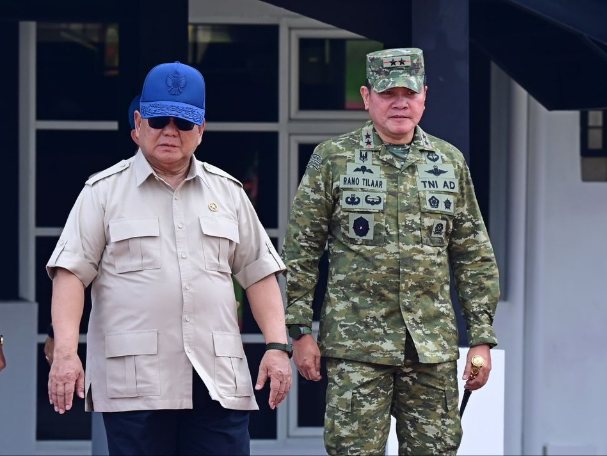 Gubernur Akmil Mayjen TNI Rano Maxim Adolf Tilaar (kanan) saat menyambut kedatangan Presiden Prabowo Subianto (kiri) di Lapangan Sapta Marga Akmil Magelang, Jawa Tengah, Kamis (9/4/2026). (Foto: Mercinews.com/HO-Akmil)