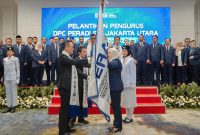 etua Umum DPN PERADI SAI, Harry Ponto, S.H., LL.M., didampingi Sekretaris Jenderal DPN Dr. A. Patra M. Zen, S.H., LL.M., secara simbolis menyerahkan pataka kepada Ketua DPC PERADI SAI Jakarta Utara Sri Astuti, S.H., M.H., di Jakarta, Jumat (24/4/2026). (Foto: Dok. Peradi SAI Jakut)