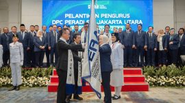 etua Umum DPN PERADI SAI, Harry Ponto, S.H., LL.M., didampingi Sekretaris Jenderal DPN Dr. A. Patra M. Zen, S.H., LL.M., secara simbolis menyerahkan pataka kepada Ketua DPC PERADI SAI Jakarta Utara Sri Astuti, S.H., M.H., di Jakarta, Jumat (24/4/2026). (Foto: Dok. Peradi SAI Jakut)