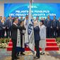 etua Umum DPN PERADI SAI, Harry Ponto, S.H., LL.M., didampingi Sekretaris Jenderal DPN Dr. A. Patra M. Zen, S.H., LL.M., secara simbolis menyerahkan pataka kepada Ketua DPC PERADI SAI Jakarta Utara Sri Astuti, S.H., M.H., di Jakarta, Jumat (24/4/2026). (Foto: Dok. Peradi SAI Jakut)