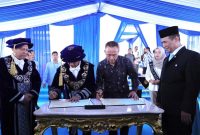 Disaksikan Mentan Andi Amran Sulaiman (kanan), Direktur Utama PTPN IV PalmCo Jatmiko K. Santosa dan Rektor ITS Bambang Pramujati menandatangani nota kesepahaman (MoU) di Surabaya, Minggu (19/4/2026). (Foto: Dok. PTPN IV PalmCo)
