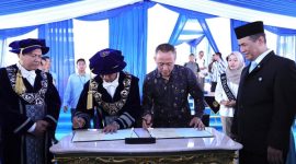 Disaksikan Mentan Andi Amran Sulaiman (kanan), Direktur Utama PTPN IV PalmCo Jatmiko K. Santosa dan Rektor ITS Bambang Pramujati menandatangani nota kesepahaman (MoU) di Surabaya, Minggu (19/4/2026). (Foto: Dok. PTPN IV PalmCo)