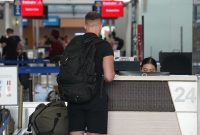 WNA asal Italia berinisial GI (24) yang videonya viral di media sosial karena mendorong polisi lalu lintas di Denpasar dideportasi.(Foto: Dok. Kanim Denpasar)
