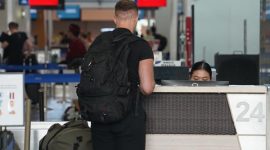 WNA asal Italia berinisial GI (24) yang videonya viral di media sosial karena mendorong polisi lalu lintas di Denpasar dideportasi.(Foto: Dok. Kanim Denpasar)