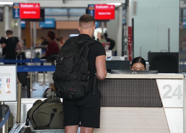 WNA asal Italia berinisial GI (24) yang videonya viral di media sosial karena mendorong polisi lalu lintas di Denpasar dideportasi.(Foto: Dok. Kanim Denpasar)