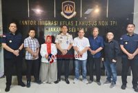 Pengurus Perwakum Jakarta bersama Kepala Kantor Imigrasi Jakarta Selatan, Winarko (keempat dari kiri), didampingi Kepala Bidang Teknologi Informasi dan Komunikasi Keimigrasian, Daud Satrya Bhirawa (kiri), serta Kepala Seksi Informasi dan Komunikasi Keimigrasian, Rian Murdini Kasim (kanan). (Foto: Istimewa)