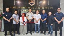 Pengurus Perwakum Jakarta bersama Kepala Kantor Imigrasi Jakarta Selatan, Winarko (keempat dari kiri), didampingi Kepala Bidang Teknologi Informasi dan Komunikasi Keimigrasian, Daud Satrya Bhirawa (kiri), serta Kepala Seksi Informasi dan Komunikasi Keimigrasian, Rian Murdini Kasim (kanan). (Foto: Istimewa)