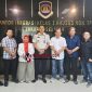 Pengurus Perwakum Jakarta bersama Kepala Kantor Imigrasi Jakarta Selatan, Winarko (keempat dari kiri), didampingi Kepala Bidang Teknologi Informasi dan Komunikasi Keimigrasian, Daud Satrya Bhirawa (kiri), serta Kepala Seksi Informasi dan Komunikasi Keimigrasian, Rian Murdini Kasim (kanan). (Foto: Istimewa)