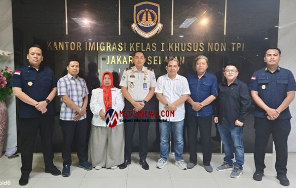 Pengurus Perwakum Jakarta bersama Kepala Kantor Imigrasi Jakarta Selatan, Winarko (keempat dari kiri), didampingi Kepala Bidang Teknologi Informasi dan Komunikasi Keimigrasian, Daud Satrya Bhirawa (kiri), serta Kepala Seksi Informasi dan Komunikasi Keimigrasian, Rian Murdini Kasim (kanan). (Foto: Istimewa)