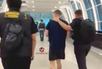 Petugas Imigrasi Ngurah Rai mengawal ketat proses deportasi WNA Inggris Buronan Interpol di Bandara Internasional I Gusti Ngurah Rai Bali, Selasa (7/4/2026). (Foto: Mercinews.com/HO-Kanim Ngurah Rai)