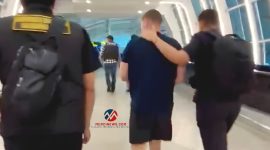Petugas Imigrasi Ngurah Rai mengawal ketat proses deportasi WNA Inggris Buronan Interpol di Bandara Internasional I Gusti Ngurah Rai Bali, Selasa (7/4/2026). (Foto: Mercinews.com/HO-Kanim Ngurah Rai)