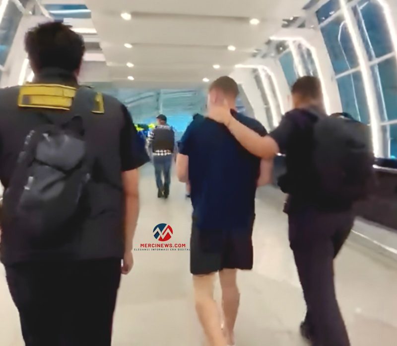 Petugas Imigrasi Ngurah Rai mengawal ketat proses deportasi WNA Inggris Buronan Interpol di Bandara Internasional I Gusti Ngurah Rai Bali, Selasa (7/4/2026). (Foto: Mercinews.com/HO-Kanim Ngurah Rai)