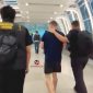Petugas Imigrasi Ngurah Rai mengawal ketat proses deportasi WNA Inggris Buronan Interpol di Bandara Internasional I Gusti Ngurah Rai Bali, Selasa (7/4/2026). (Foto: Mercinews.com/HO-Kanim Ngurah Rai)