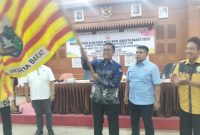 Agus Ramdani mengibarkan pataka usai ditetapkan sebagai Ketua KONI Jakarta Barat periode 2026-2030 dalam Musorkot di Ruang Ali Sadikin, Kantor Wali Kota Jakarta Barat, Senin (27/4/2026). (Foto: istimewa)