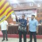 Agus Ramdani mengibarkan pataka usai ditetapkan sebagai Ketua KONI Jakarta Barat periode 2026-2030 dalam Musorkot di Ruang Ali Sadikin, Kantor Wali Kota Jakarta Barat, Senin (27/4/2026). (Foto: istimewa)