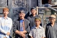Abah Anton Charliyan bersama tokoh adat Kampung Naga Tasikmalaya.(Foto: istimewa)