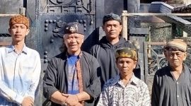Abah Anton Charliyan bersama tokoh adat Kampung Naga Tasikmalaya.(Foto: istimewa)