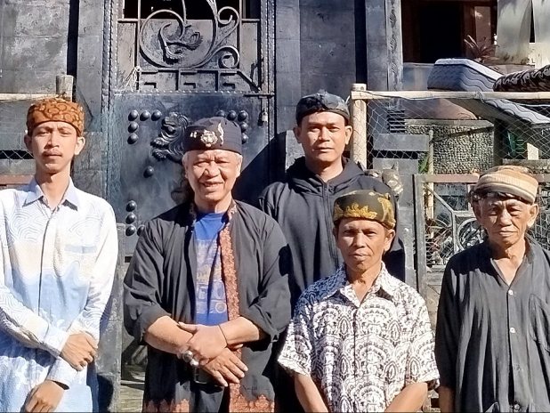 Abah Anton Charliyan bersama tokoh adat Kampung Naga Tasikmalaya.(Foto: istimewa)