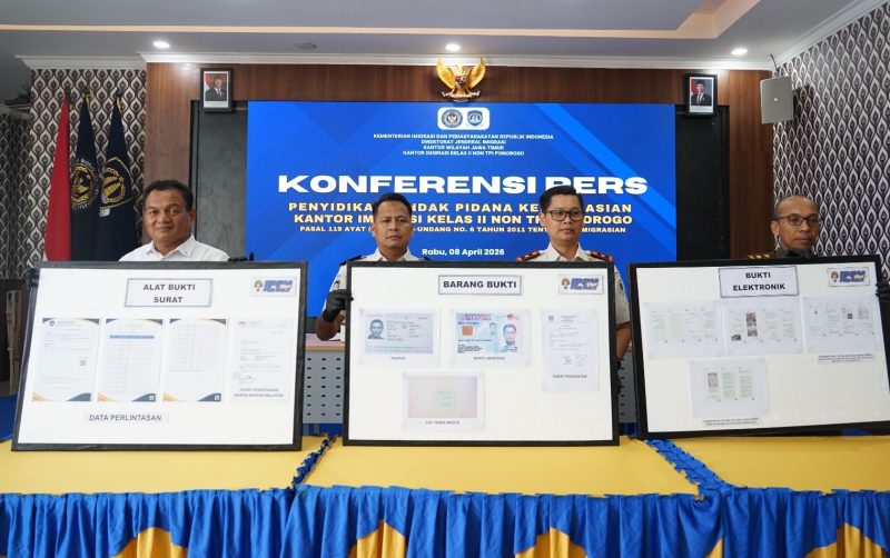 Konferensi pers kasus WNA Malaysia di Kantor Imigrasi Ponorogo Jawa Timur, Rabu (8/4/2026). (Foto: Dok. Humas Kanim Ponorogo)