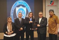 Ketua Umum AMKI Pusat, Ir. Tundra Meliala, M.M., GRCE, CPCC (kedua dari kanan), didampingi Sekretaris Jenderal Dadang Rachmat, S.H. (kanan), Bendahara Umum Dra. Umi Sjarifah, S.H., GRCE (kiri), dan Ketua Bidang Hukum Rukmana, S.H. (kedua dari kiri), menyerahkan mandat pembentukan LBH AMKI kepada Teguh Ariyanto, S.H., M.Kn., M.H. (tengah) dalam rangkaian acara AMKI Kartini Award 2026 di Jakarta, Rabu (29/4/2026). (Foto: Fir/Mercinews.com)