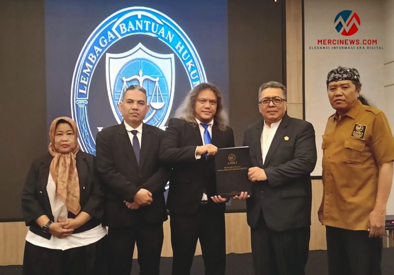Ketua Umum AMKI Pusat, Ir. Tundra Meliala, M.M., GRCE, CPCC (kedua dari kanan), didampingi Sekretaris Jenderal Dadang Rachmat, S.H. (kanan), Bendahara Umum Dra. Umi Sjarifah, S.H., GRCE (kiri), dan Ketua Bidang Hukum Rukmana, S.H. (kedua dari kiri), menyerahkan mandat pembentukan LBH AMKI kepada Teguh Ariyanto, S.H., M.Kn., M.H. (tengah) dalam rangkaian acara AMKI Kartini Award 2026 di Jakarta, Rabu (29/4/2026). (Foto: Fir/Mercinews.com)