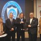 Ketua Umum AMKI Pusat, Ir. Tundra Meliala, M.M., GRCE, CPCC (kedua dari kanan), didampingi Sekretaris Jenderal Dadang Rachmat, S.H. (kanan), Bendahara Umum Dra. Umi Sjarifah, S.H., GRCE (kiri), dan Ketua Bidang Hukum Rukmana, S.H. (kedua dari kiri), menyerahkan mandat pembentukan LBH AMKI kepada Teguh Ariyanto, S.H., M.Kn., M.H. (tengah) dalam rangkaian acara AMKI Kartini Award 2026 di Jakarta, Rabu (29/4/2026). (Foto: Fir/Mercinews.com)