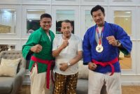 Atlet Kurash Muhammad Salim (kiri) bersama Habib Luthfi (tengah) dan pelatihnya Subhan Prasandra (kanan). (Foto: Dok. Pribadi)