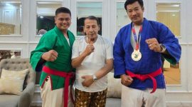 Atlet Kurash Muhammad Salim (kiri) bersama Habib Luthfi (tengah) dan pelatihnya Subhan Prasandra (kanan). (Foto: Dok. Pribadi)