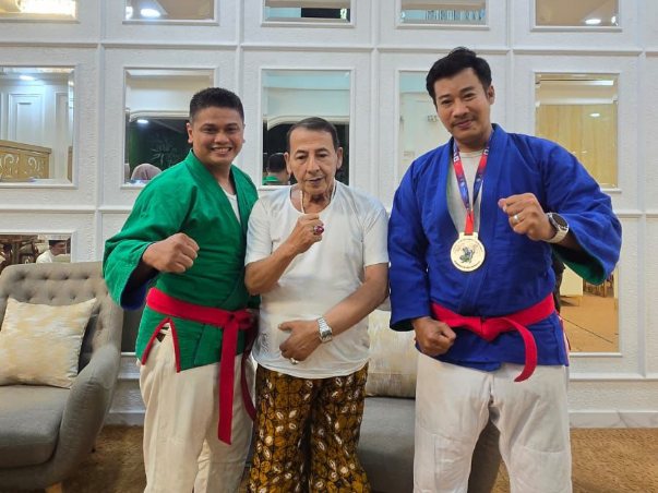 Atlet Kurash Muhammad Salim (kiri) bersama Habib Luthfi (tengah) dan pelatihnya Subhan Prasandra (kanan). (Foto: Dok. Pribadi)
