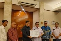 Ketua Umum AMKI Pusat Ir. Tundra Meliala, M.M., GRCE., CPCC (ketiga dari kanan) bersama Ketua Umum SHC Hengky Effendi, S.E., M.A. (ketiga dari kiri), didampingi jajaran pengurus, menunjukkan nota kesepahaman (MoU) AMKI–SHC di Hotel Salak The Heritage, Kota Bogor, Jawa Barat, Rabu (8/4/2026). (Foto: Dok. Humas AMKI Pusat)
