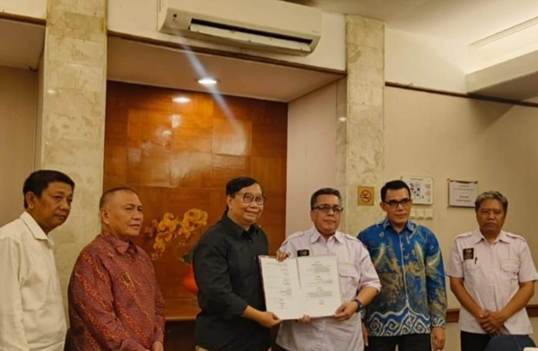 Ketua Umum AMKI Pusat Ir. Tundra Meliala, M.M., GRCE., CPCC (ketiga dari kanan) bersama Ketua Umum SHC Hengky Effendi, S.E., M.A. (ketiga dari kiri), didampingi jajaran pengurus, menunjukkan nota kesepahaman (MoU) AMKI–SHC di Hotel Salak The Heritage, Kota Bogor, Jawa Barat, Rabu (8/4/2026). (Foto: Dok. Humas AMKI Pusat)