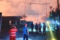 SPBE dan Permukiman warga di Cimuning, Kecamatan Mustika Jaya, Kota Bekasi, Jawa Barat, terbakar pada Rabu (1/4/2026) malam.(Foto: Fad/Mercinews.com)