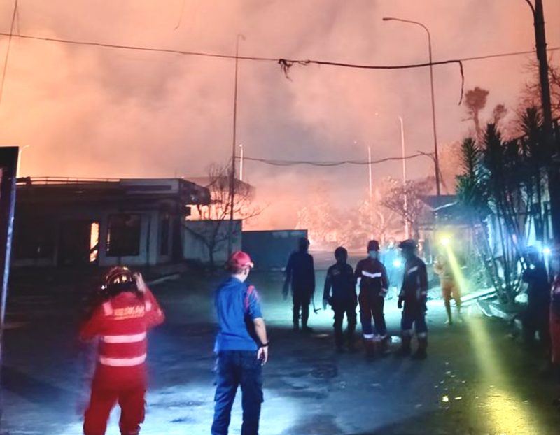 SPBE dan Permukiman warga di Cimuning, Kecamatan Mustika Jaya, Kota Bekasi, Jawa Barat, terbakar pada Rabu (1/4/2026) malam.(Foto: Fad/Mercinews.com)