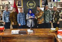 Ketua Umum Salak Heritage Club (SHC) Hengky Effendi, S.E., M.A. (ketiga dari kanan) menyerahkan cendera mata kepada Sekjen MPR RI Siti Fauziah, S.E., M.M. (tengah) saat audiensi di Kompleks Gedung MPR RI, Jakarta, Rabu (15/4/2026). (Foto: Dok. SHC)
