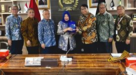 Ketua Umum Salak Heritage Club (SHC) Hengky Effendi, S.E., M.A. (ketiga dari kanan) menyerahkan cendera mata kepada Sekjen MPR RI Siti Fauziah, S.E., M.M. (tengah) saat audiensi di Kompleks Gedung MPR RI, Jakarta, Rabu (15/4/2026). (Foto: Dok. SHC)