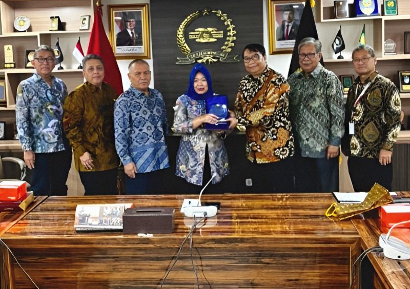Ketua Umum Salak Heritage Club (SHC) Hengky Effendi, S.E., M.A. (ketiga dari kanan) menyerahkan cendera mata kepada Sekjen MPR RI Siti Fauziah, S.E., M.M. (tengah) saat audiensi di Kompleks Gedung MPR RI, Jakarta, Rabu (15/4/2026). (Foto: Dok. SHC)