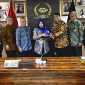 Ketua Umum Salak Heritage Club (SHC) Hengky Effendi, S.E., M.A. (ketiga dari kanan) menyerahkan cendera mata kepada Sekjen MPR RI Siti Fauziah, S.E., M.M. (tengah) saat audiensi di Kompleks Gedung MPR RI, Jakarta, Rabu (15/4/2026). (Foto: Dok. SHC)